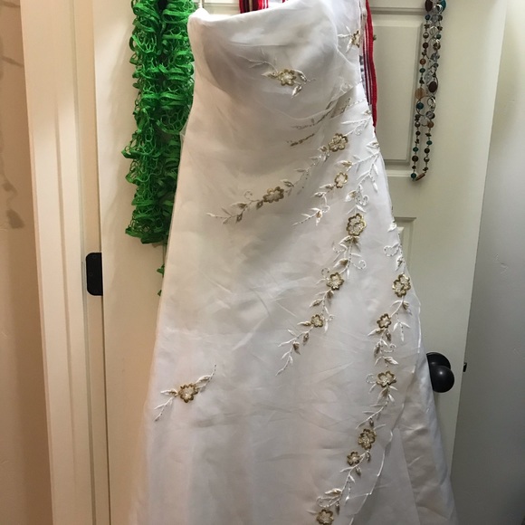 🤍WITH TAGS ON! New, beautiful white prom dress 🤍 - Picture 5 of 7